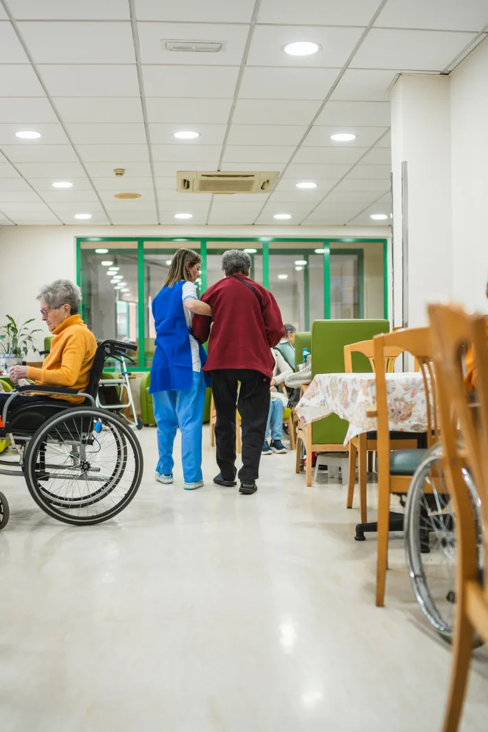 Cum să găsești căminul potrivit pentru vârstnicul tău: 10 Sfaturi Esențiale pentru alegerea unui cămin
