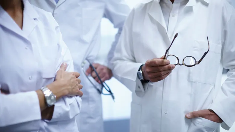 Medicii cer salarii mai mari: Impact asupra îngrijirii seniorilor în sistemul public