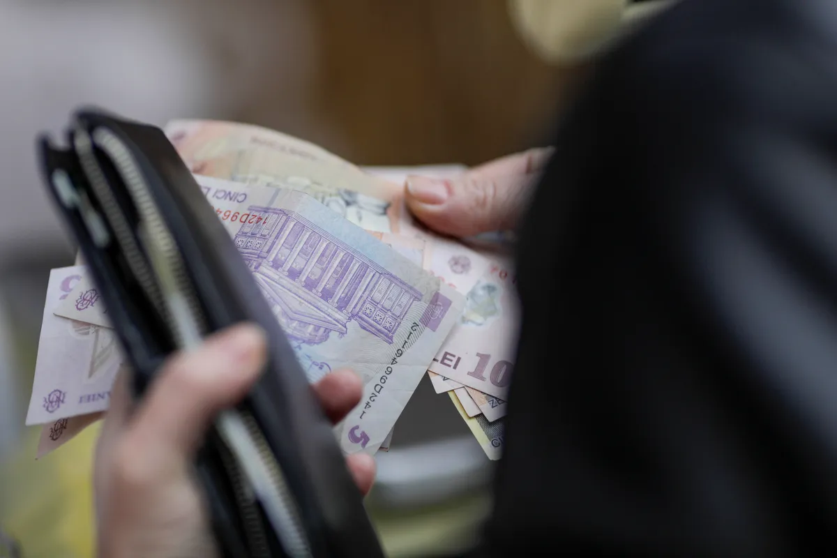 Salariul mediu net a scăzut la 5.688 lei în august, sub inflație