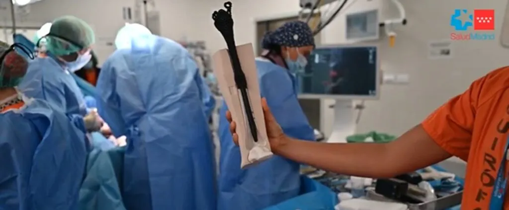 Proteză din titan, imprimată 3D, i-a salvat piciorul unui pacient cu sarcom