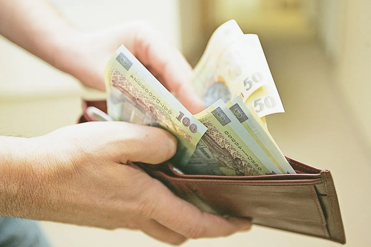 Salariile românilor vor crește cu 5,8% în 2026, dar puterea de cumpărare rămâne afectată de inflație