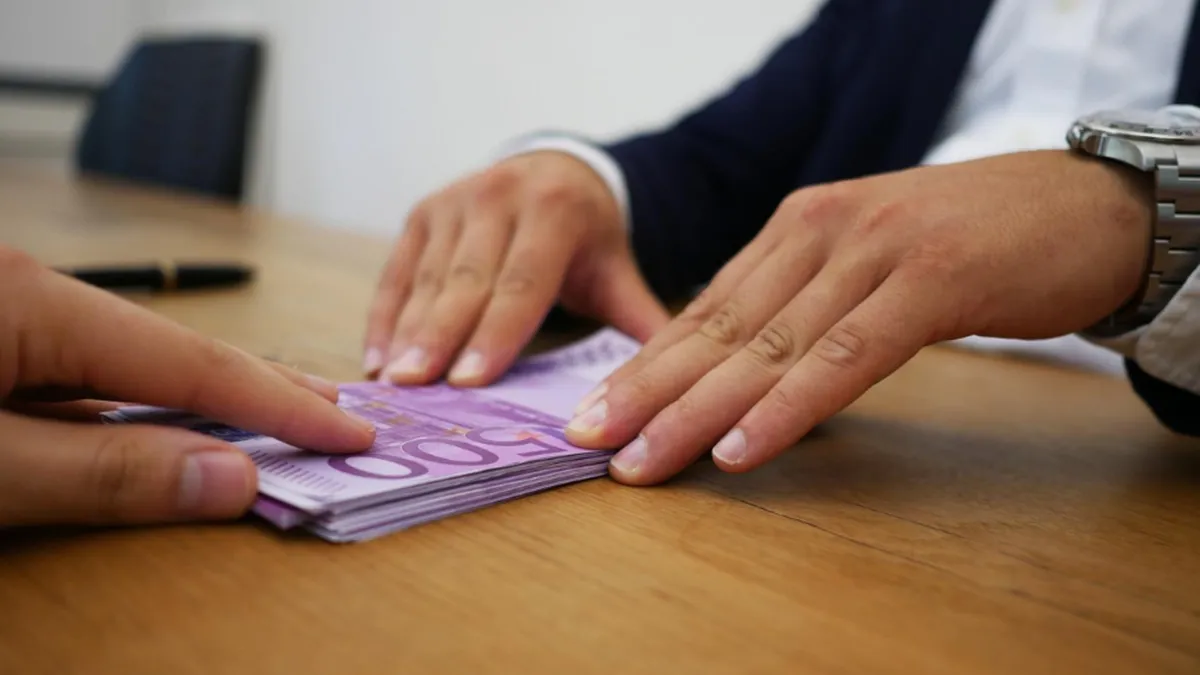 Pensionarii se îndreaptă către valută pentru protejarea economiilor în fața inflației