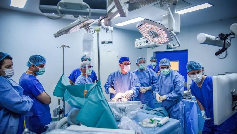 Chirurgie robotică pentru artroplastia de genunchi, disponibilă la Spitalul Clinic SANADOR