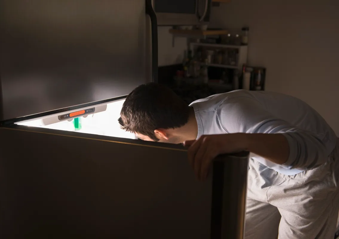 Mâncatul seara târziu, legat de risc crescut de ficat gras și ciroză, arată un studiu