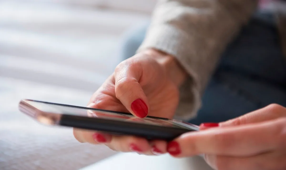 Telefonul mobil poate afecta mâinile: cum prevenim artrita și tunelul carpian