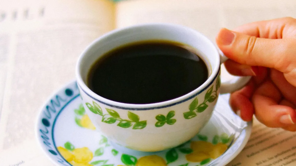 Beneficiile cafelei pentru seniori: protecție împotriva Alzheimer și bolilor de inimă