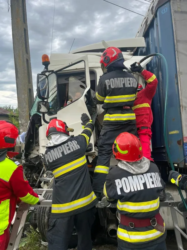 Șofer de 70 de ani, încarcerat și transportat cu elicopterul SMURD după accident în Prahova
