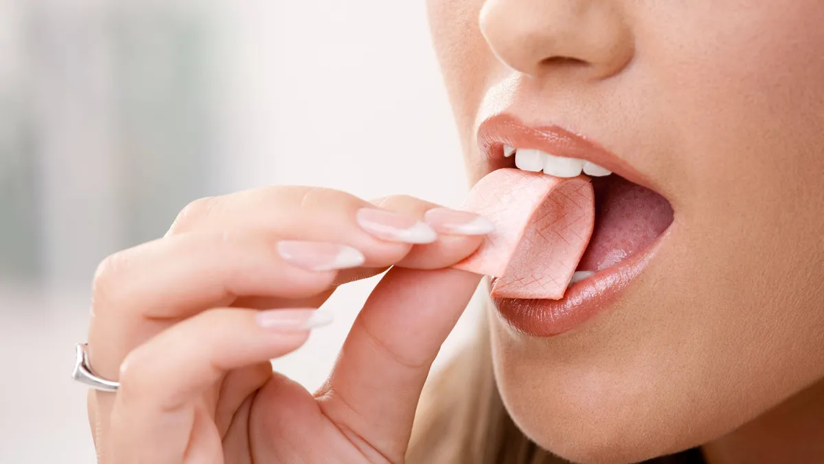 Studiu: guma cu zahăr, consumată după legume cu nitraţi, ar putea reduce tensiunea