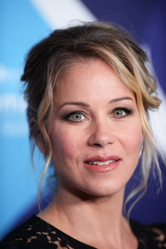 Christina Applegate spune că diagnosticul ei de scleroză multiplă a fost greșit