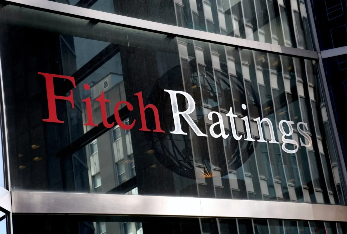 Fitch avertizează: România riscă retrogradarea la rating „junk” din cauza crizei politice
