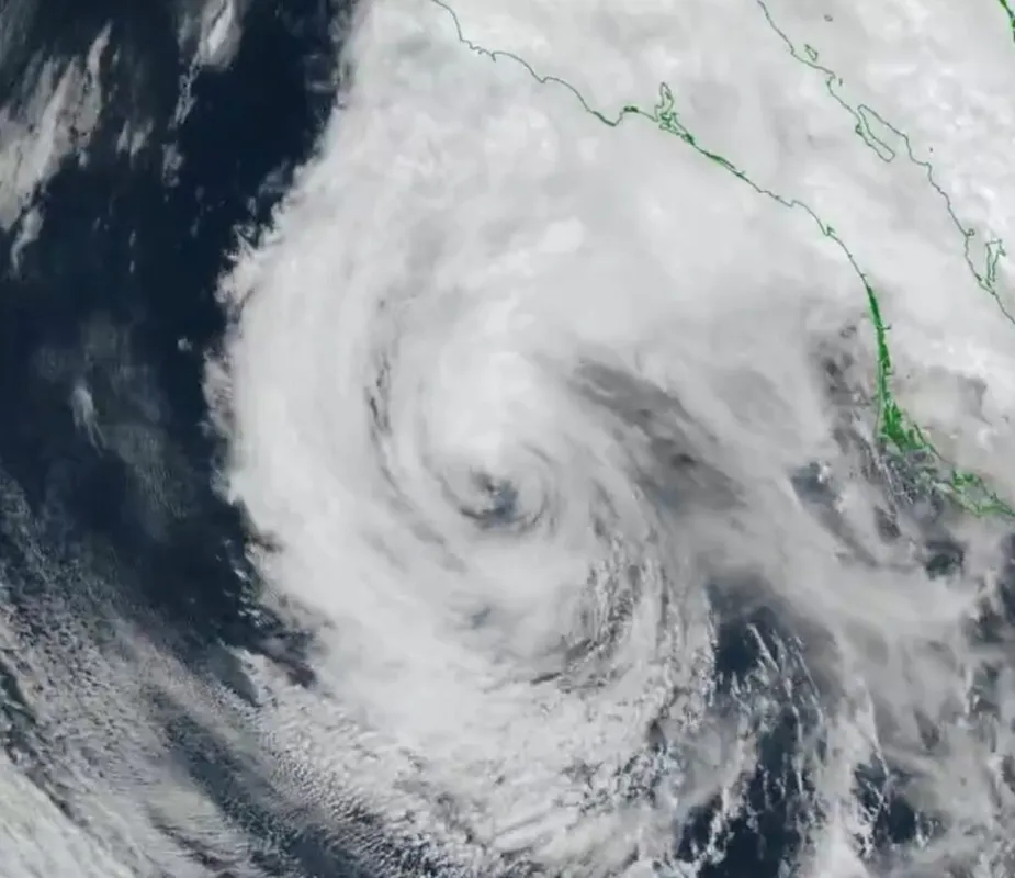 Cum pot seniorii să gestioneze anxietatea provocată de fenomenele meteorologice extreme