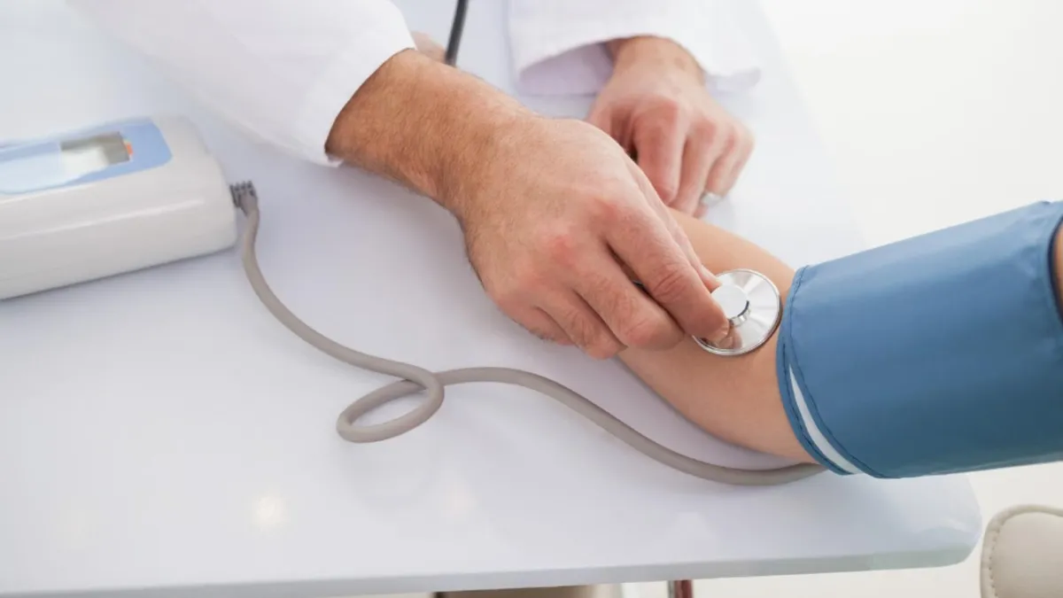 Pacienții cronici și oncologici în vârstă, afectați de eliminarea plății primei zile de concediu