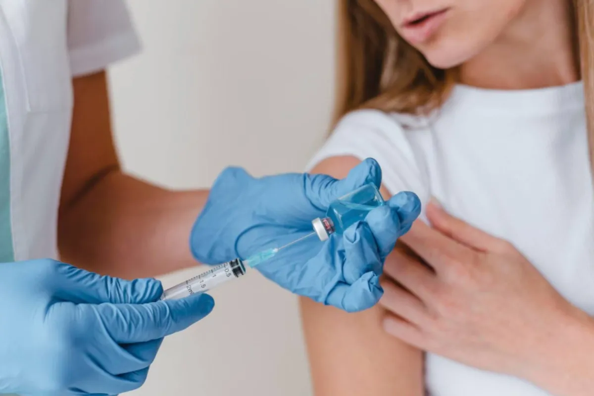 Vaccinul antigripal ar putea fi decontat și pentru cei neasigurați. Ce se schimbă în sistemul medical