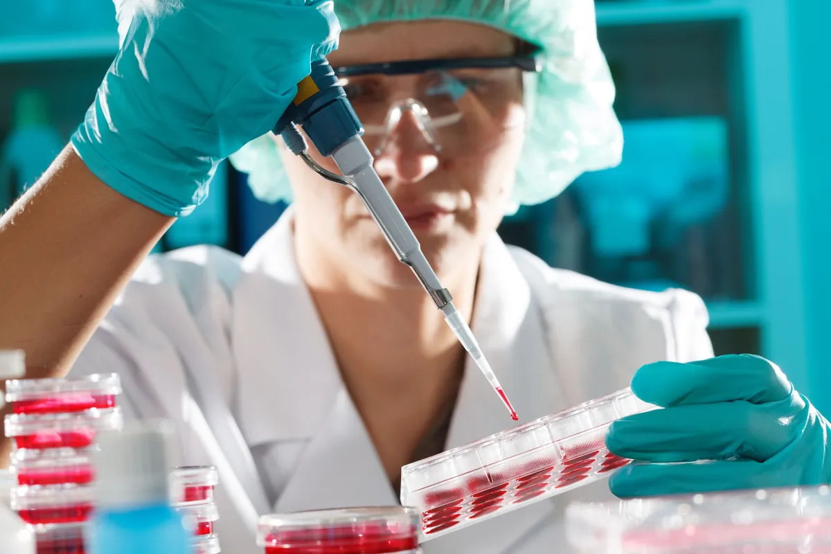 Gripa aviară H9N2: primul caz european la om ridică întrebări despre riscurile pentru seniori