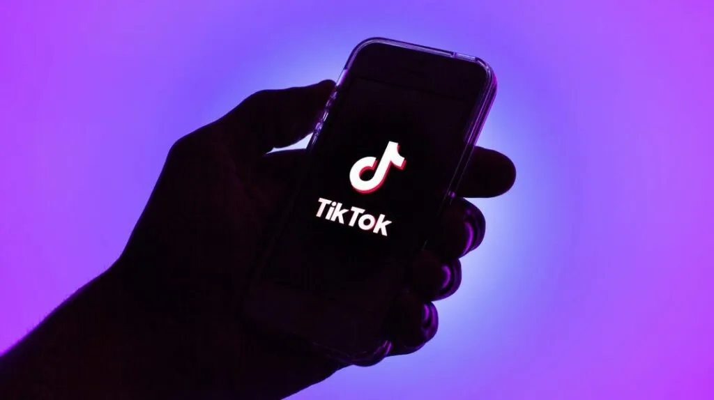 Platforme digitale acuzate că expun seniorii la fraude financiare