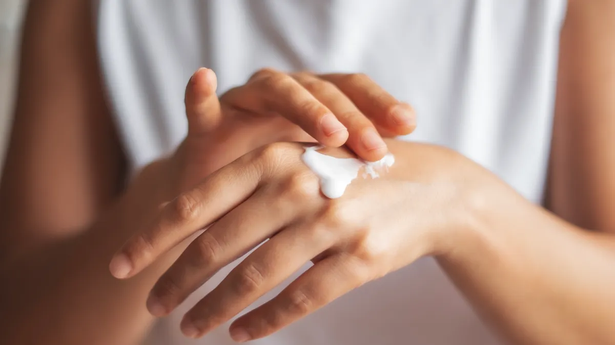 Pielea uscată toamna: cauze, zone afectate și când e nevoie de dermatolog