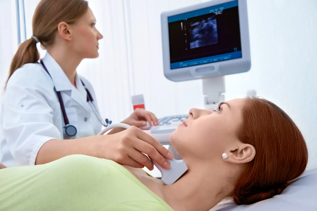 Simptomele afecțiunilor tiroidiene: ce spune un medic endocrinolog