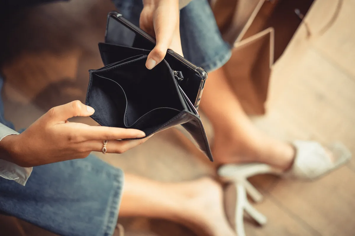 Românii câștigă mai mult, dar cheltuielile cresc și mai repede. Explicația economiștilor