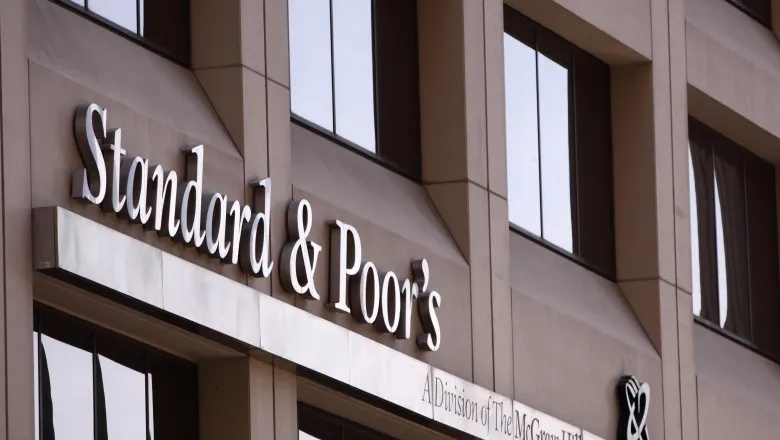 România intră joi în discuții cu S&P: ce înseamnă riscul retrogradării la categoria „junk”