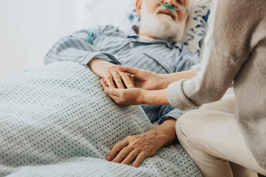 Senatul a adoptat legea: însoțitorii pacienților oncologici vor primi concediu plătit la investigații medicale