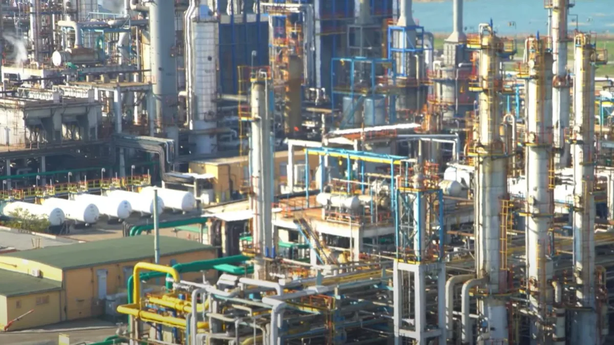Criză a carburanților: cum ar putea afecta bugetul pensionarilor creșterea prețurilor cu 40%