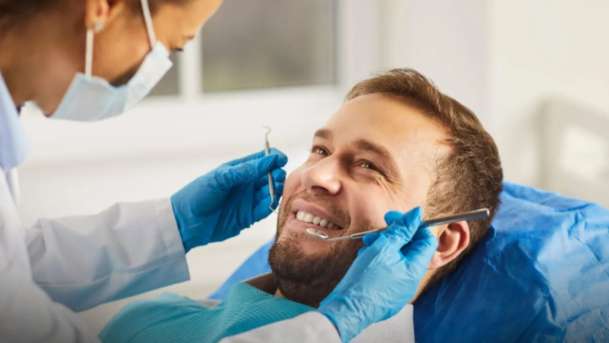 Cum problemele dentare afectează sănătatea generală a seniorilor: 7 riscuri majore