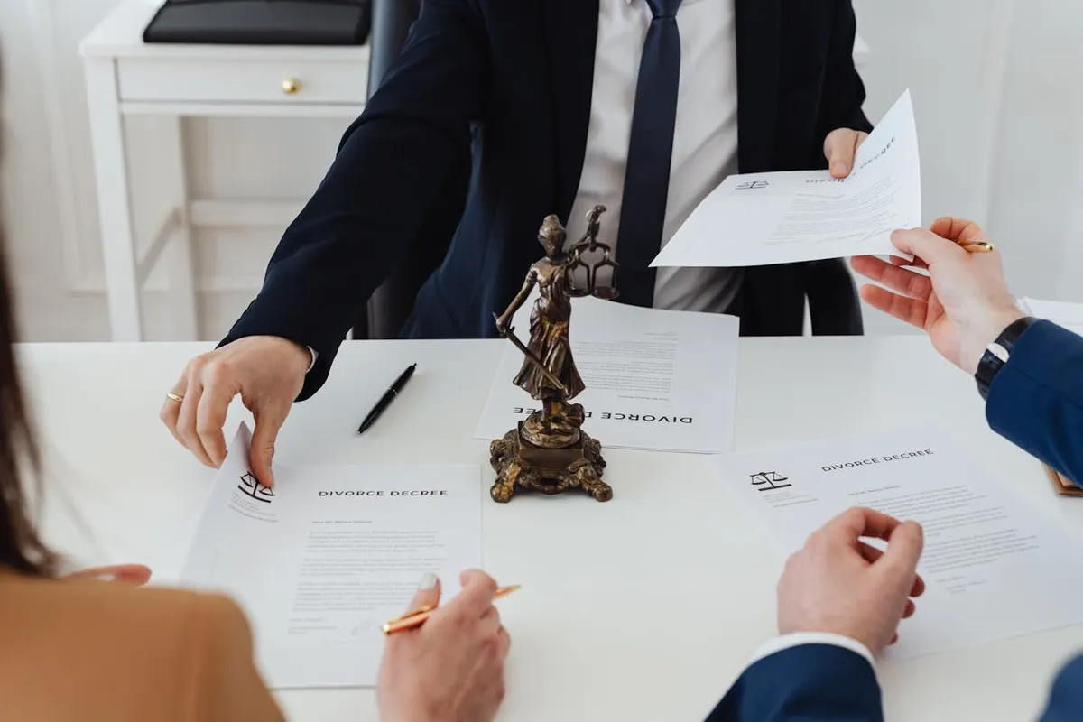 Românii din diaspora pot transcrie actele de stare civilă prin avocat - facilitate nouă pentru seniori