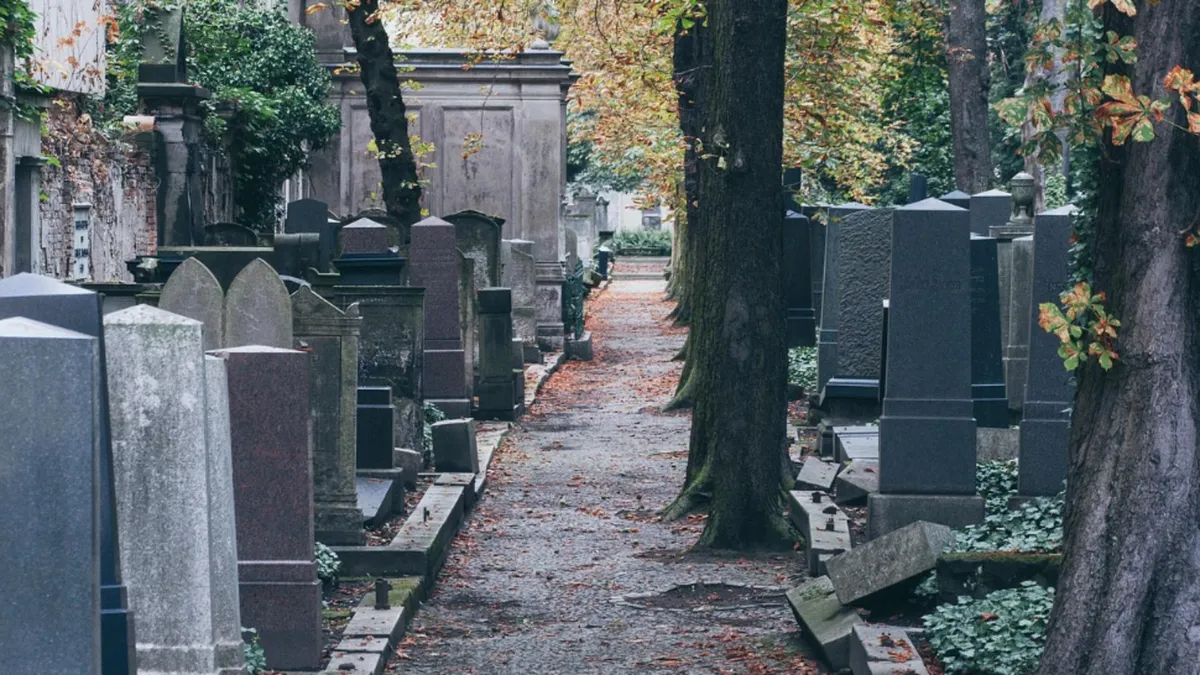 Serviciile funerare se scumpesc în 2026: Impact major asupra familiilor cu venituri mici