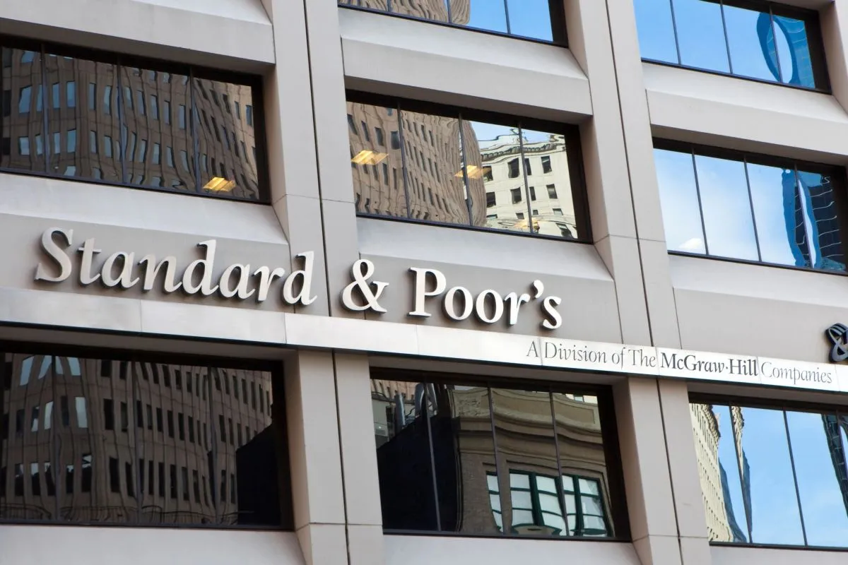 S&P decide astăzi ratingul României: ce înseamnă o eventuală retrogradare la „junk”