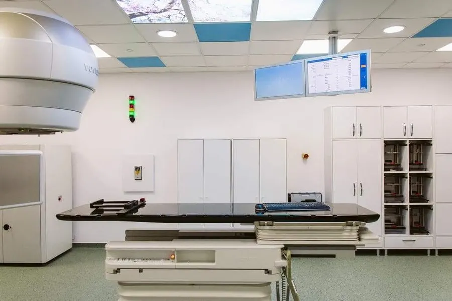 Seniori cu cancer din patru județe rămân fără acces la radioterapie salvtoare
