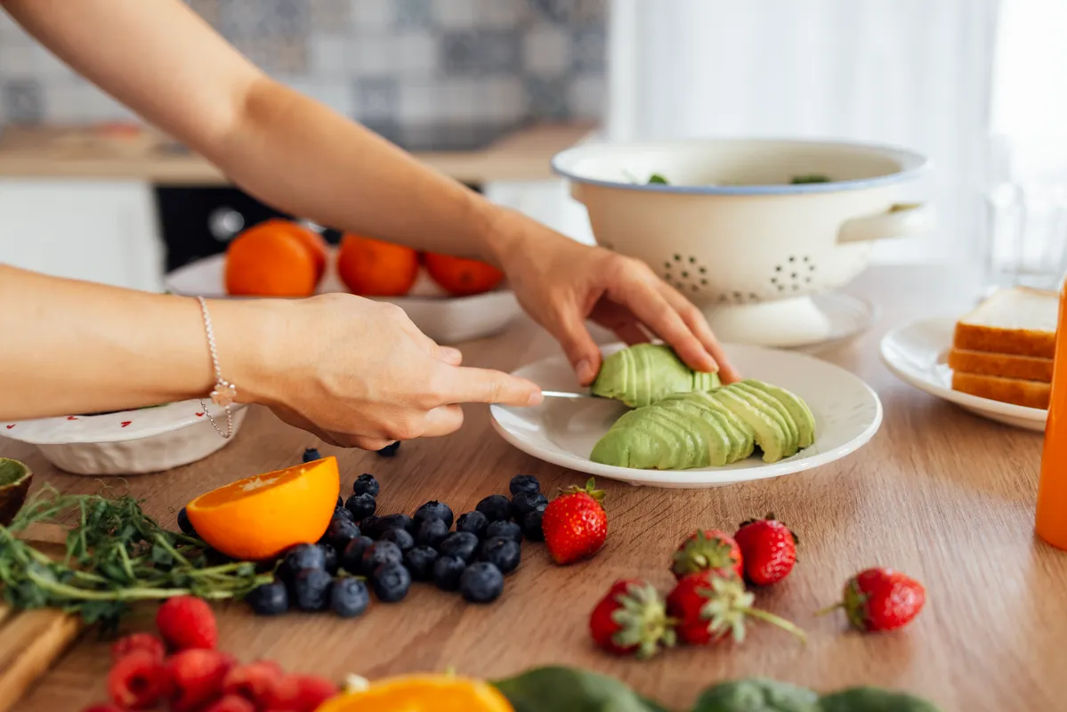 Avocado: beneficii pentru inimă și digestie, dar și situații în care trebuie consumat cu precauție