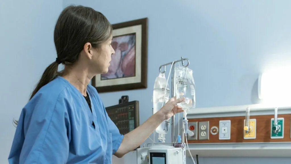 4 din 10 asistenți medicali vor să părăsească profesia. Impact asupra îngrijirii vârstnicilor
