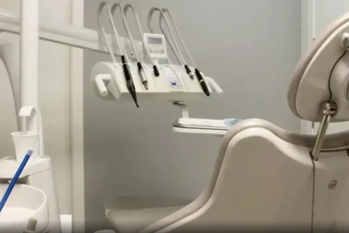 Implanturi dentare la vârsta a treia: când pot fi o soluție