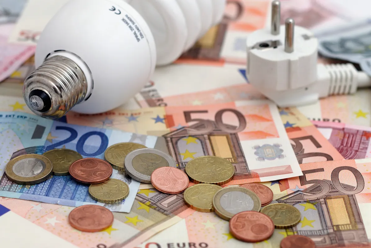 UE pregătește măsuri pentru reducerea facturilor la electricitate prin energie regenerabilă