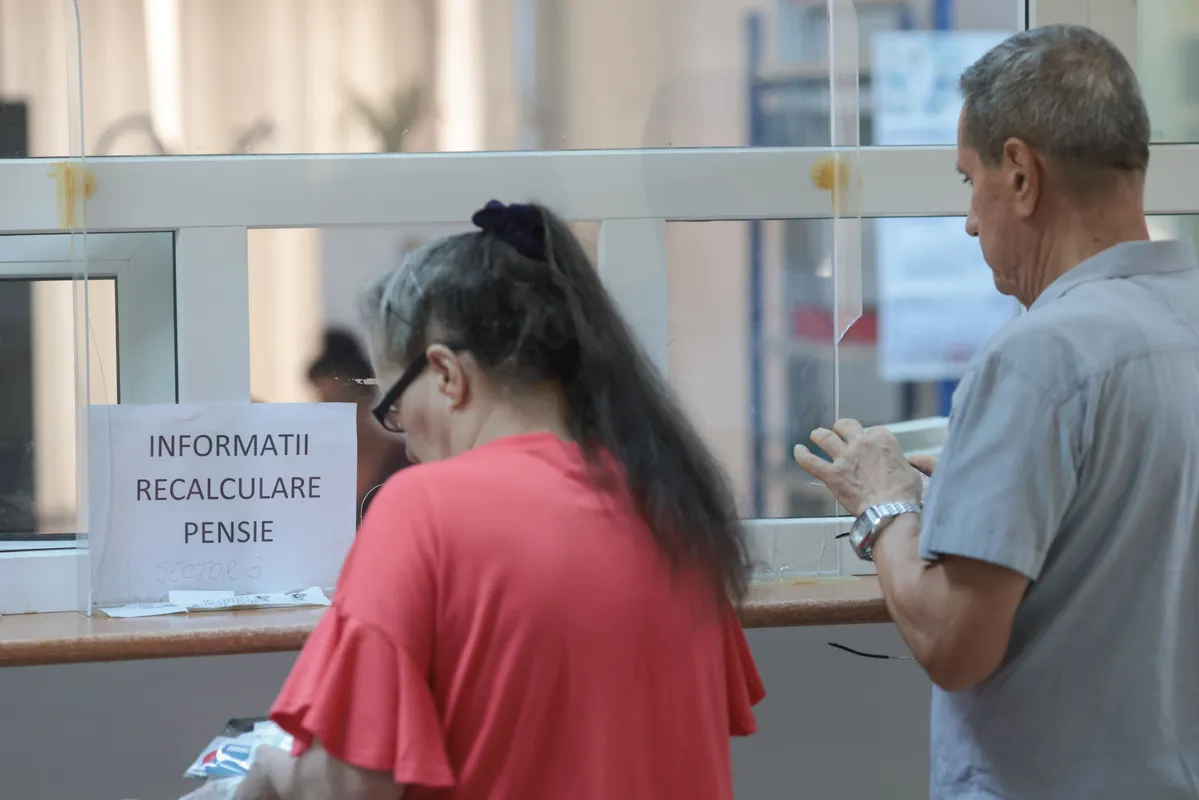Cine poate cumula pensia cu salariul în 2026: reguli și limite de venit