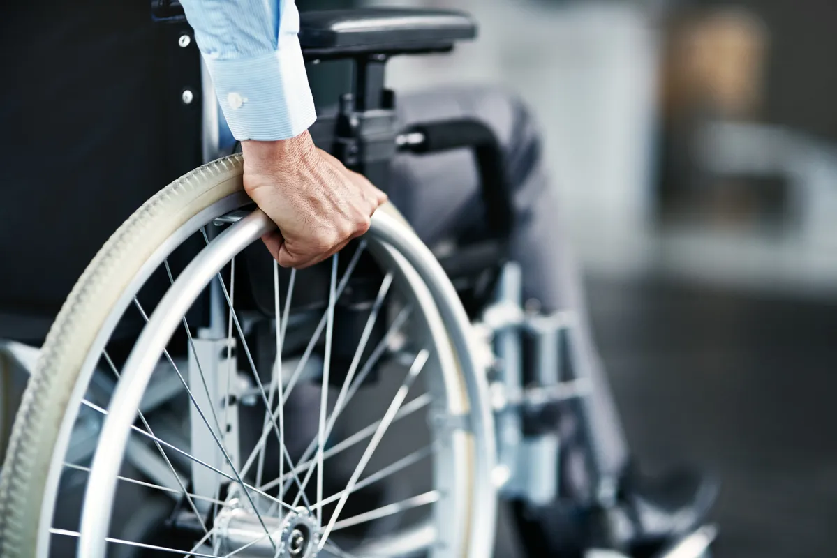 Vouchere de până la 8.000 de euro pentru tehnologii asistive și 93 de centre de recuperare, în noul program de guvernare