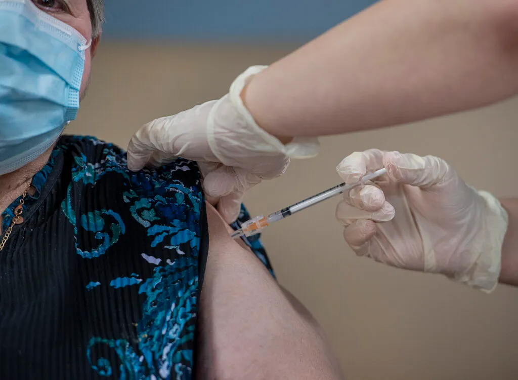 Gripă, COVID-19, RSV: ce recomandă medicii americani pentru sezonul rece