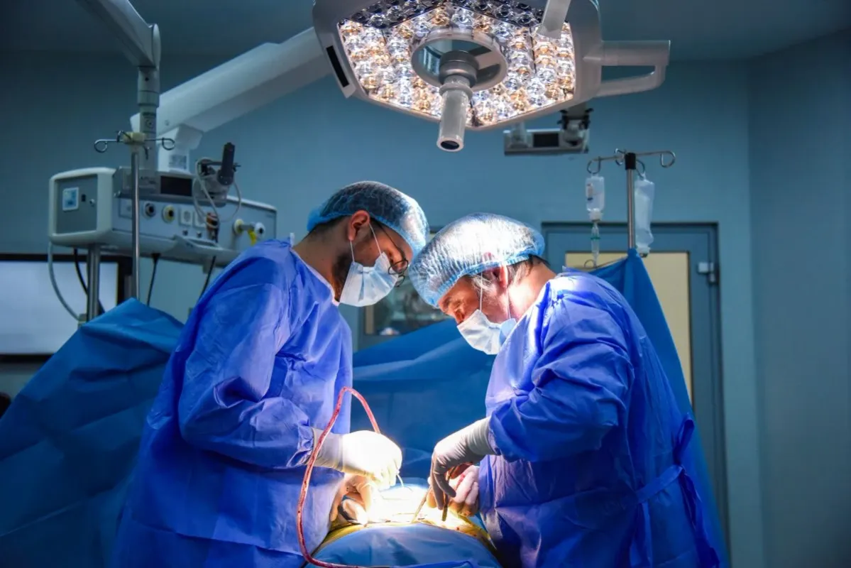 Hernie de disc lombară cu stenoză de canal vertebral: cazul unui pacient tratat chirurgical