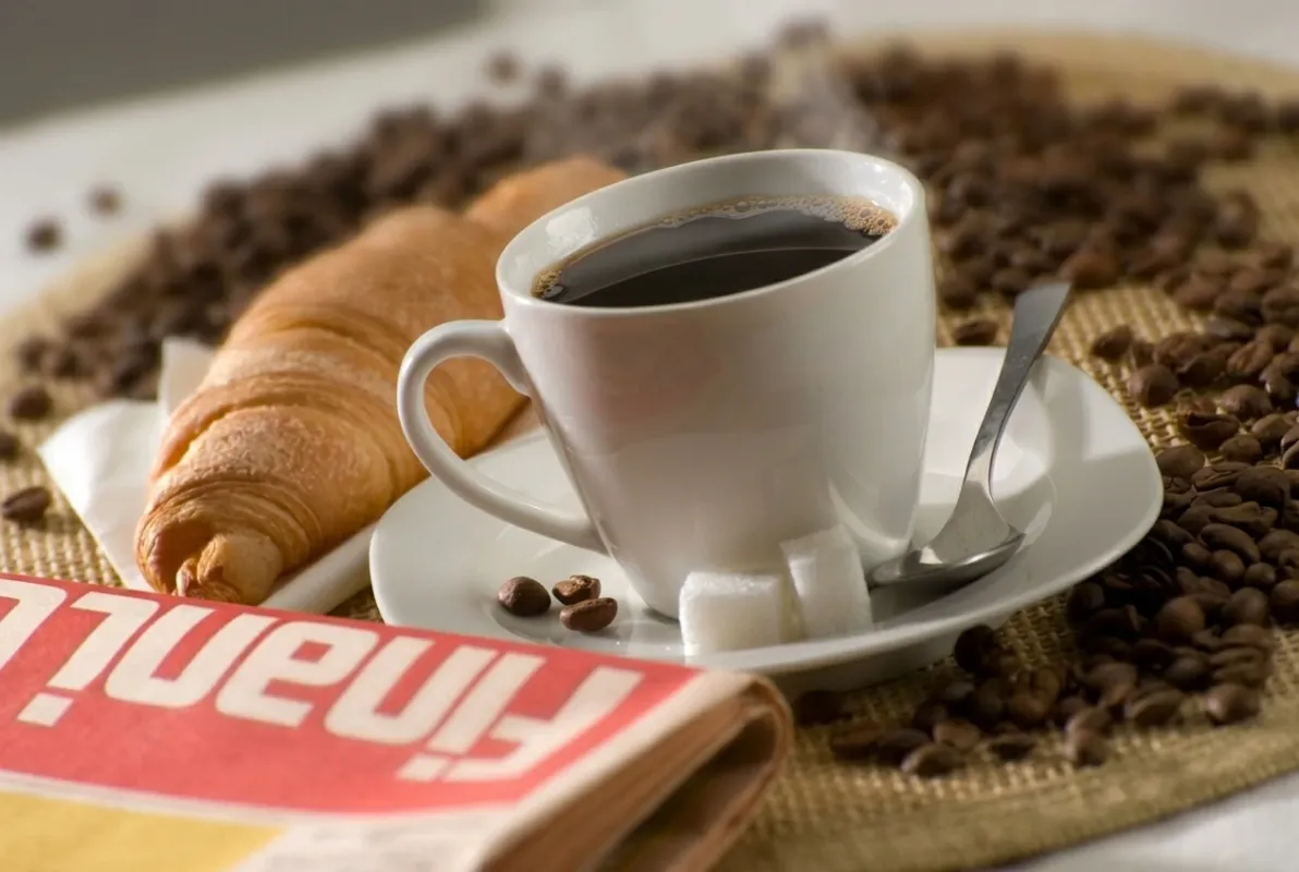Cafeaua și ceaiul băute foarte fierbinți pot crește riscul de cancer esofagian