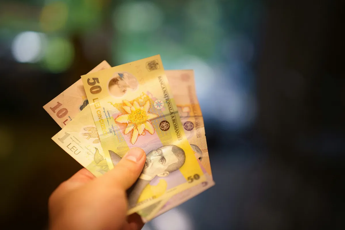 Nouă lege a salarizării bugetare adoptată - impact asupra pensiilor și serviciilor pentru seniori