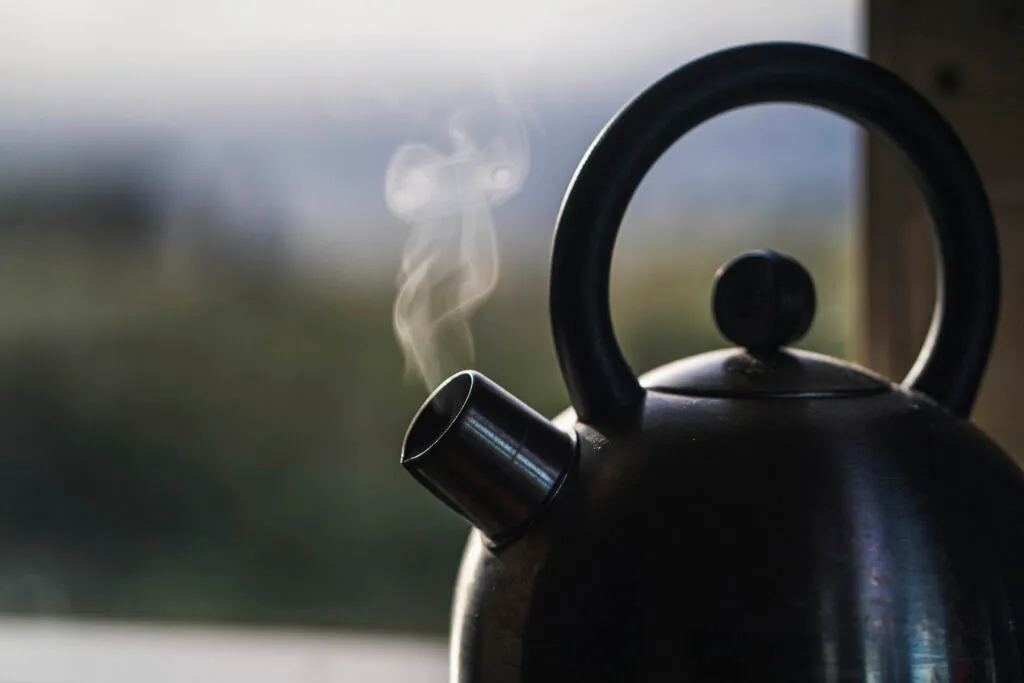 Microplasticele din apa de la robinet pot fi reduse prin fierbere și filtrare, arată un studiu