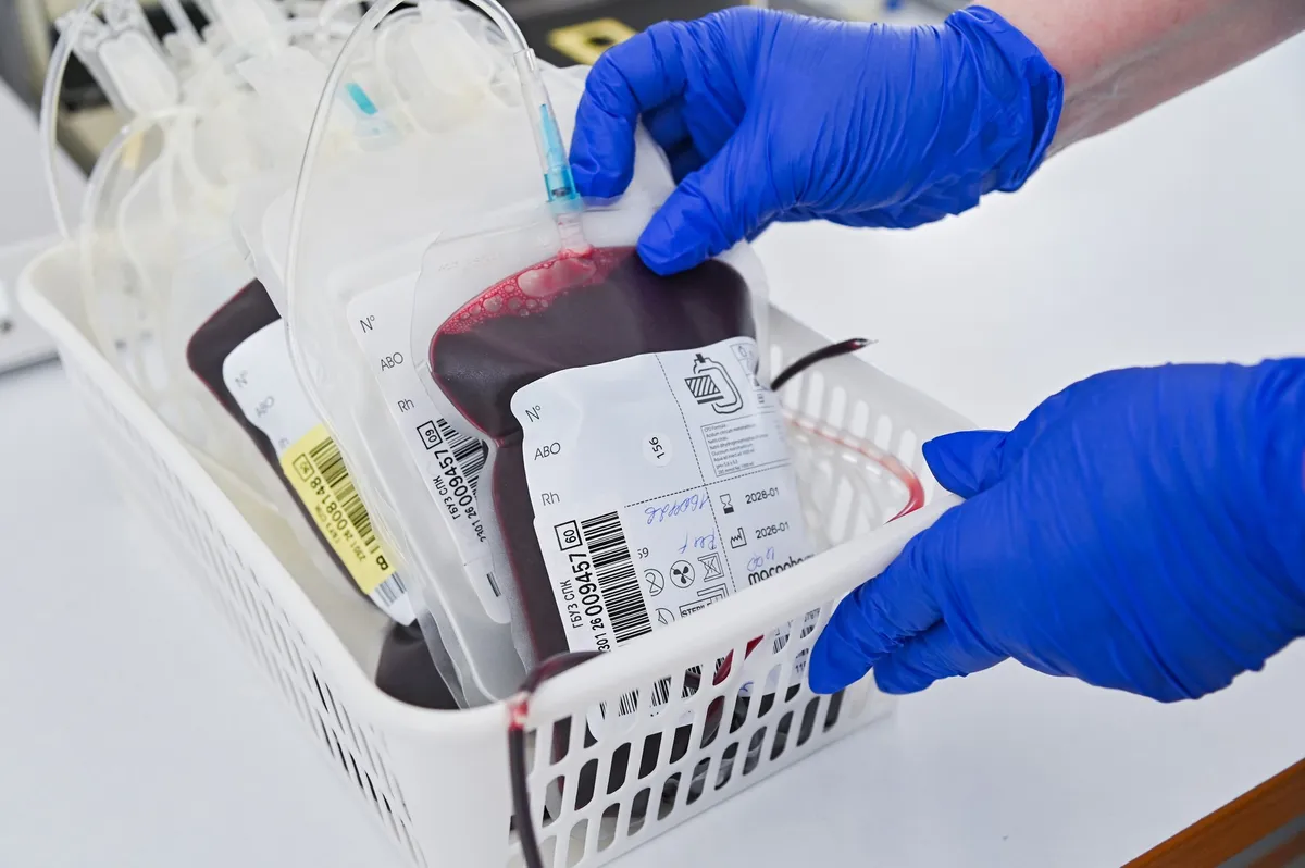 Deces cauzat de transfuzie incompatibilă: asistent medical la judecată pentru neglijență medicală