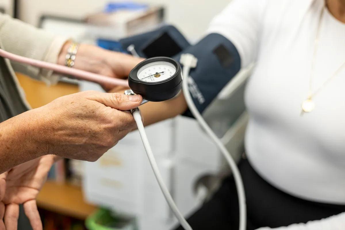O baie caldă de 30 de minute ar putea scădea tensiunea arterială mai mult decât sportul moderat