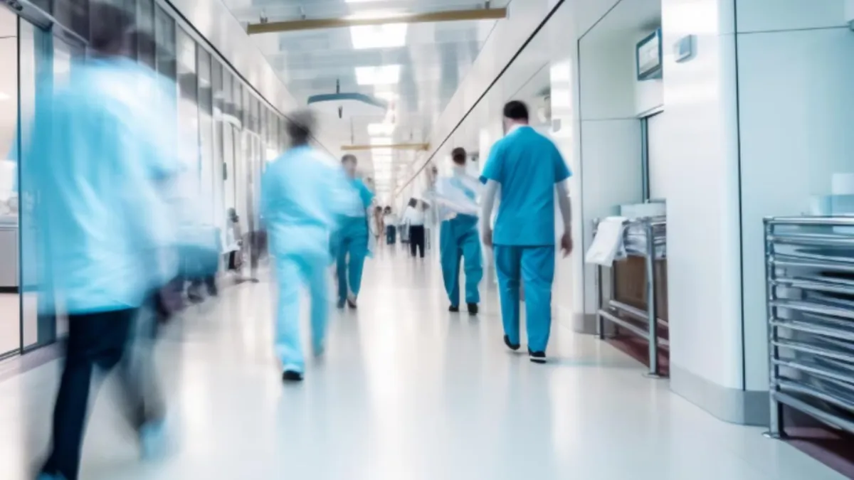 Gărzi de 12 ore în spitale - cum va afecta reforma îngrijirea vârstnicilor